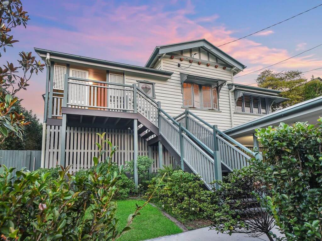 Hendra house sells for $1.7 million in hour-long auction 3