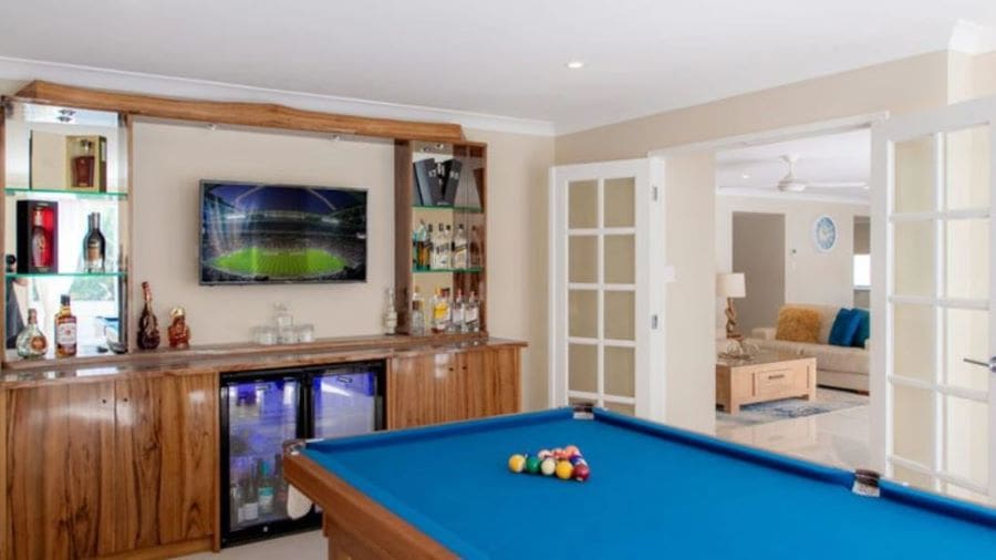 Games room with bar