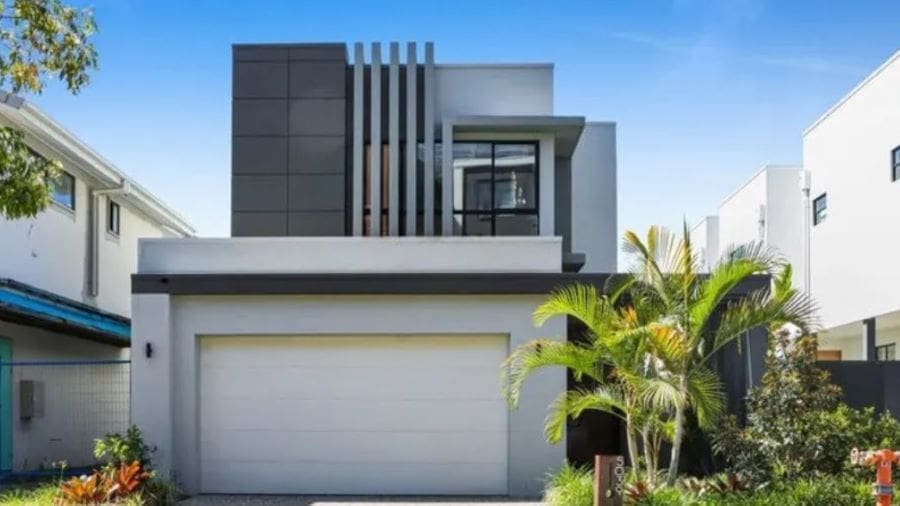 Contemporary style at 5039 Harbourview Dr, Hope Island